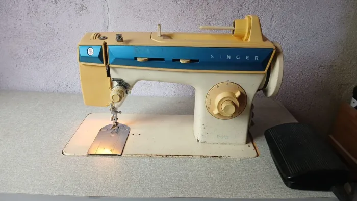 VENDO Máquina de Costura Singer Facilita (110V) + Mesa de Apoio! TUDO CONSERVADO