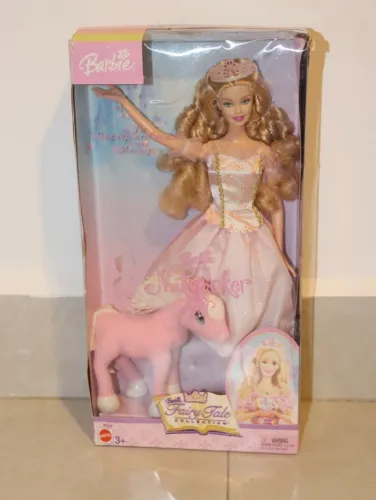 Barbie Clara Quebra Nozes Fantasy Tales na caixa