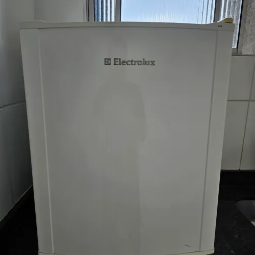 Frigobar Eletrolux RE80