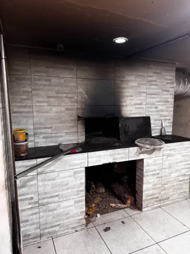 Vendo Pizzaria Forno a lenha completa em Itapuã 