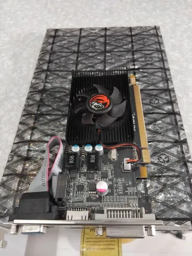 Placa de video Pcyes AMD R57 1gb