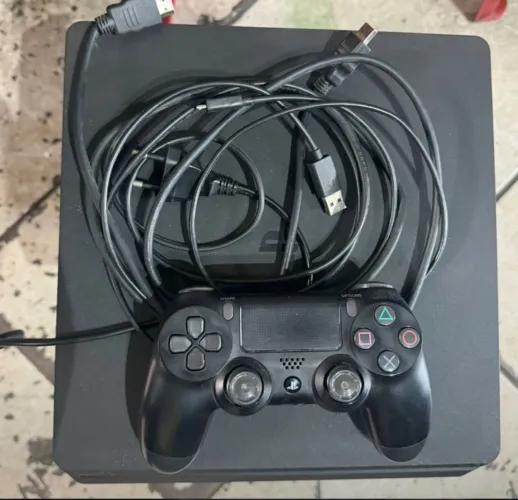 Ps4 com 2 controle.