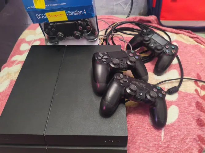 Ps4 com 3 controle