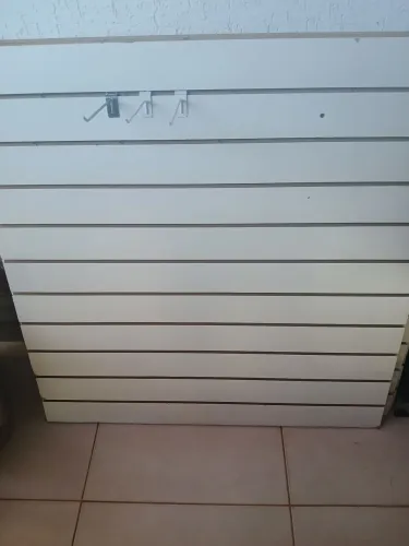 Painel canaletado são 10 placas mais 300 ganchos.