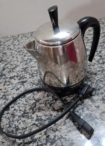 Cafeteira elétrica com percolador.