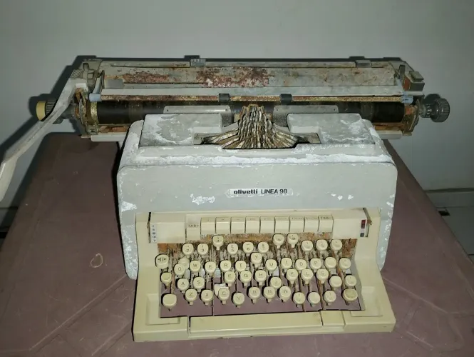 MÁQUINA DE DATILOGRAFIA OLIVETTI LINHA 98 ? RELÍQUIA