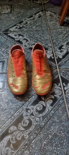 vendo chuteira da puma de society tamanho 40 esta apenas sem o cadarço