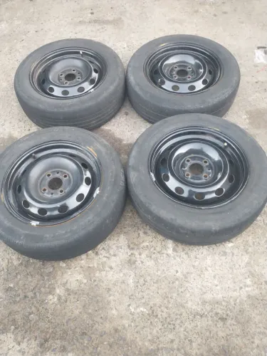 Vendo um jogo de roda da Fiat sem pneu 