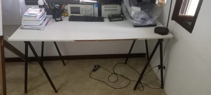 Mesa com cavaletes Tok Stok