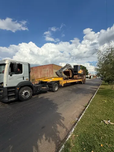 Aluguel de caminhão prancha para transporte de máquinas 