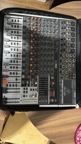 Mesa de som Behringer Xenyx x1832
