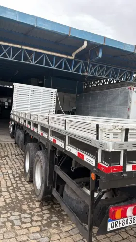 CARROCERIA DE MADEIRA 9,10MT EXCELENTE ESTADO DE CONSEVAÇÃO