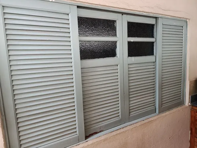 Vende-se janela de madeira usada