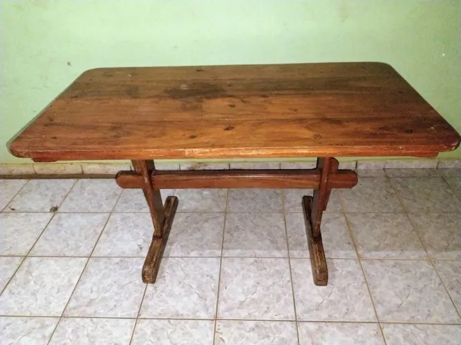 Mesa de jantar de madeira resistente com cadeiras