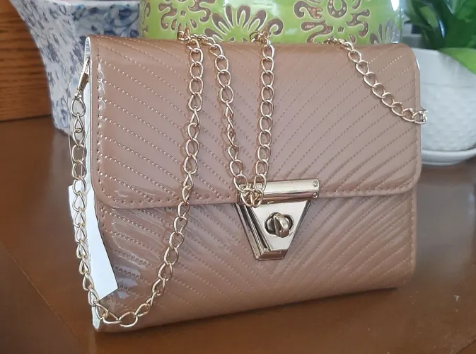 Bolsa verniz marrom matelassê diagonal. Alça corrente dourada 1.10 m removível . 19x20cm