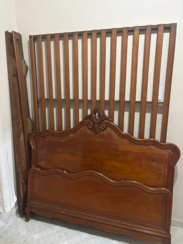 Cama de casal de madeira estilo clássico | Ótimo estado