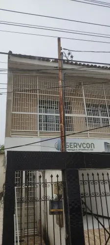 Alugo uma casa, andar superior, com 4 quartos. Valor 1600.