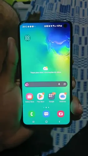 Galaxy s10 e de 128 gigas e 6 de ram fio de cabelo trincado mais tudu funcionando