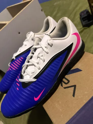 Nike Phantom Society Azul e Rosa - Chuteira de Futebol