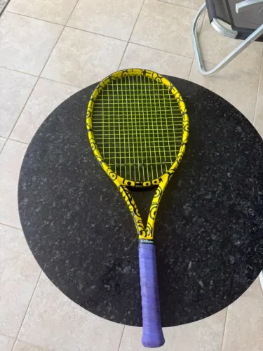 Raquete de Tênis Wilson Ultra Minions, 300g, cabeça 100, empunhadura L2, pouco uso.