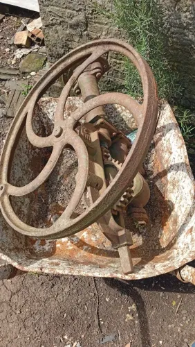 Bomba d'água antiga para enfeitar seu jardim 