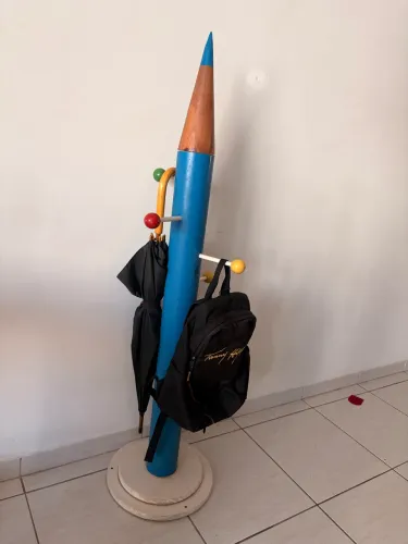 Cabide em forma de lápis em mdf