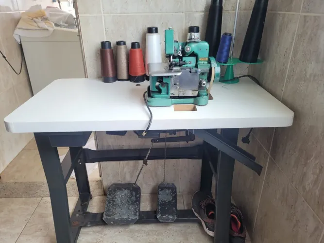 Máquina Overlock c/ mesa 