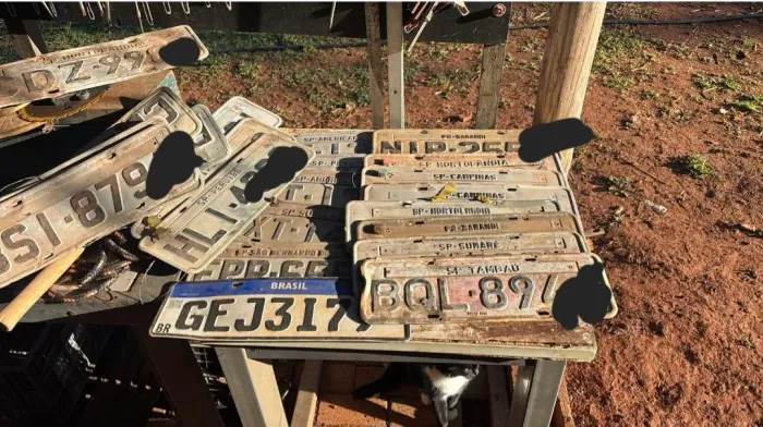 Placas original de veículos.