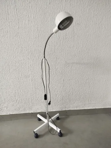 Luminária de chão com rodízio e braço articulado