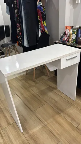 Mesa para escritório ou manicure simples