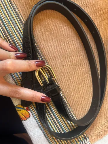 Cinto feminino preto com fivela dourada