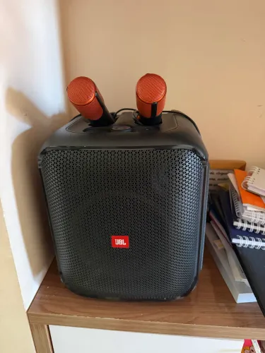 JBL PartyBox com 2 microfones com caixa