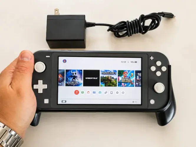 Videogame Nintendo Switch Lite Destravado Completo com Acessórios