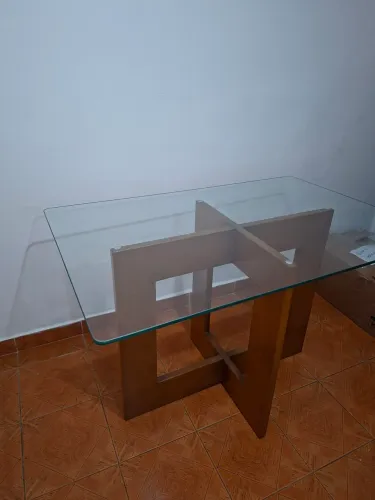 Mesa de vidro com base de madeira maciça