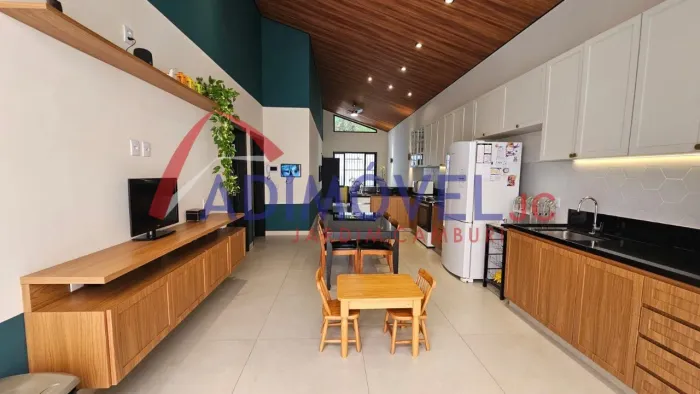 Casa Linear no Bairro República! Com 3 Quartos, 1 Suíte, 1 Vaga, 200m².!