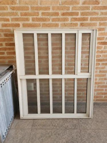 Janela de correr Sassazaki com requadros verticais