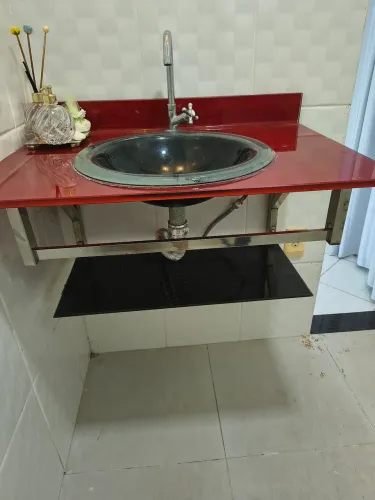 Vendo esse lindo conjunto de pia e espelho pra deixar seu banheiro elegante 