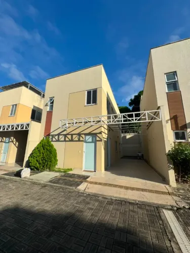 Casa duplex em condomínio, 4 suítes e móveis planejadosplex recém-reformada à venda