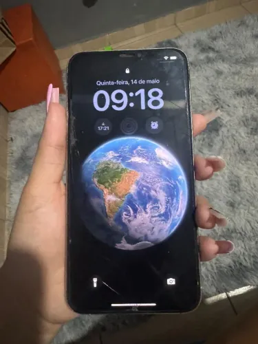 Vendo iPhone 11 pro max , está rachado atrás e  na frente não sei se é so a película 