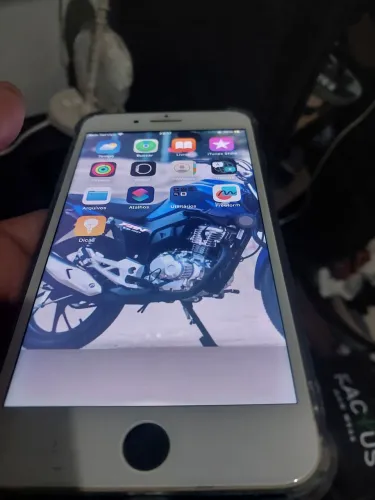 Iphone 8plus completando funcionando tudo e bateria 100 % 64 gb de memória icloud livre !