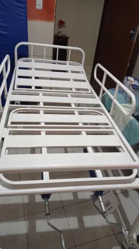 Vende-se uma cama hospital, um colchão de ar pneumáticos e 1 suporte de soro. Seminovos