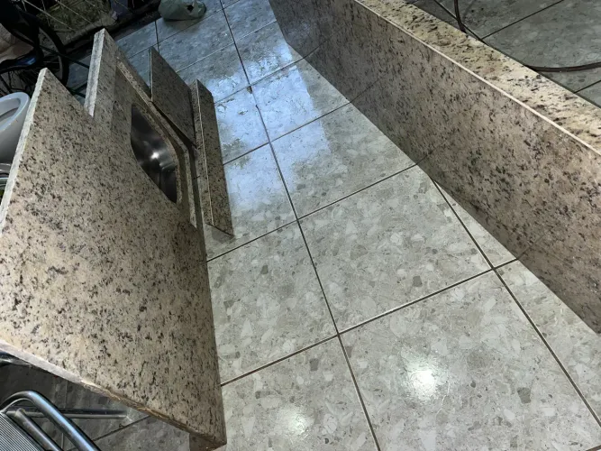 2 PEÇAS - VENDO BANCADA E PIA DE GRANITO AMARELO ORNAMENTAL COM CUBA INOX INCLUSA