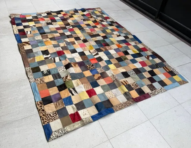 Tapete de couro patchwork grande, elegante e diferenciado. Ótimo estado!
