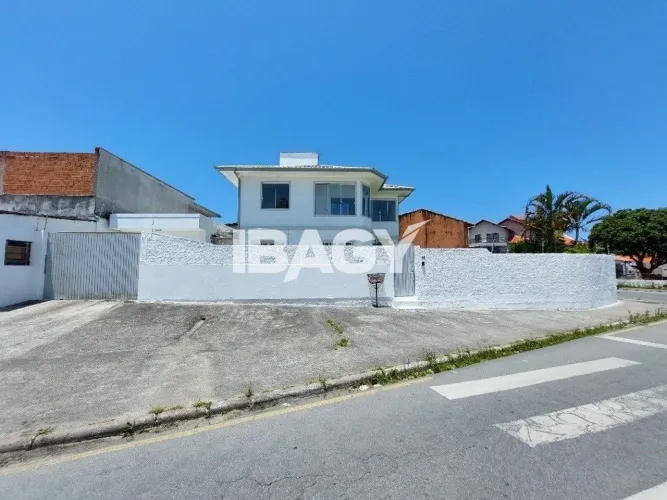 Excelente Casa 4 dormitório(s) em Ponte do Imaruim - Palhoça