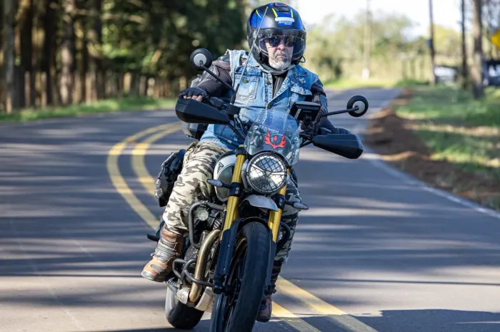 VENDO MOTO ZERO. PERFEITO ESTADO.
