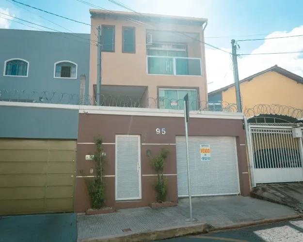 Casa para venda possui 207 metros quadrados com 3 quartos em Serrano - Belo Horizonte - Mi