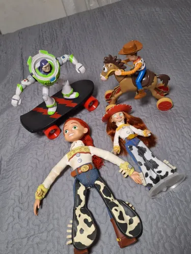 Lote bonecos toy story bizz, woody, jessie