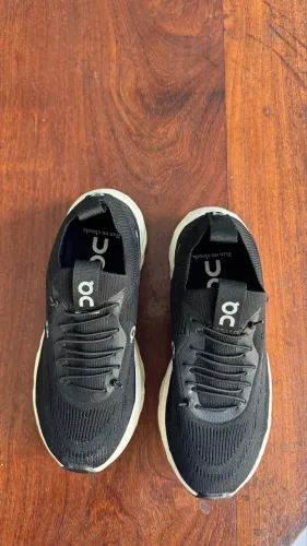 Tênis Adidas e tênis On (réplicas) 