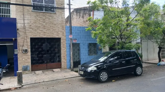 VENDE-SE CASA NA AV.MAJOR ASSIS NO BAIRRO JARDIM GUANABARA,4 COMPARTIMENTO E QUINTAL .
