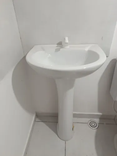 Lavatório com coluna para banheiro
